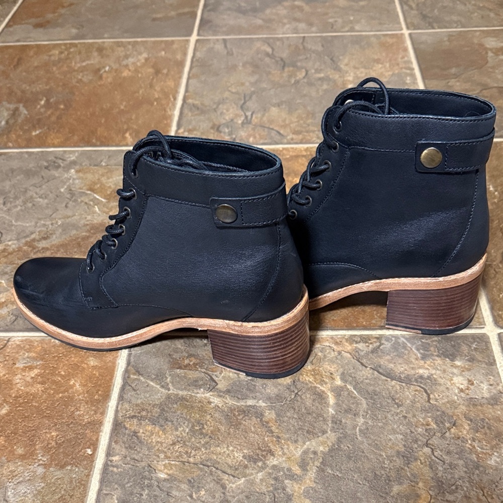 Clarks Clarkdale Black Leather Lace-Up Ankle Boots with Wood-Effect Heel - Picture 2 of 8